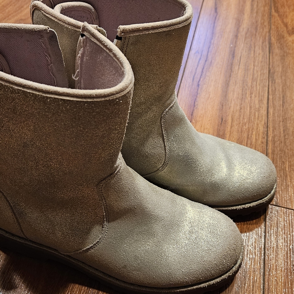 Stylish Kids Boots in Shimmering Gold